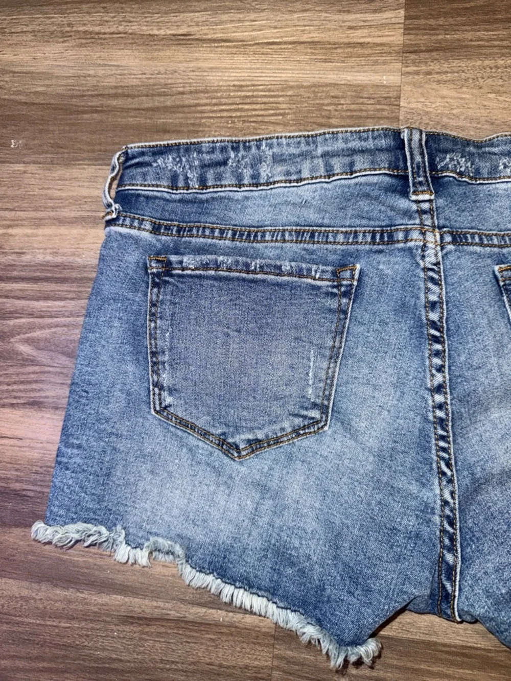 STS Blue distressed denim shorts in a light wash with trendy frayed hem.Size 31. - Picture 3 of 9
